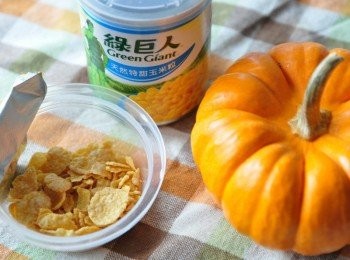 step1: 準備綠巨人天然特甜玉米粒、小顆南瓜、鮮奶附贈的玉米脆片 PS:迷你小南瓜購於頂好