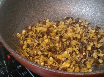 step5: 下油先炒香蝦米，再下冬菇、瑶柱絲和臘腸灒酒炒熟備用。