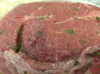 step3: 臨煎時撒上海鹽和黑椒碎。預熱焗爐爐温160度。