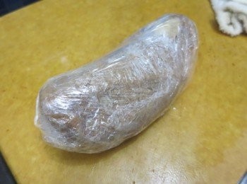 step3: 煮好後，先加鹽調味，再把牛展拿出來放涼
放涼後用保鮮紙包緊，放雪櫃雪1－2小時