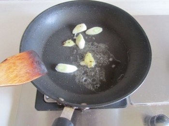 step8: 燒熱鍋，放少許油，下入大片的蔥薑煸炒；