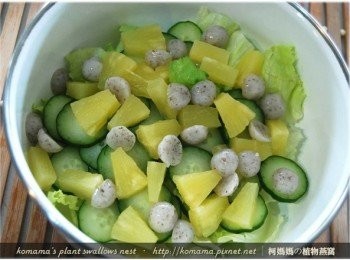 step4: 將黑木耳QQ圓直接剖半成1/2圓大小後，也一併放入碗中備用。