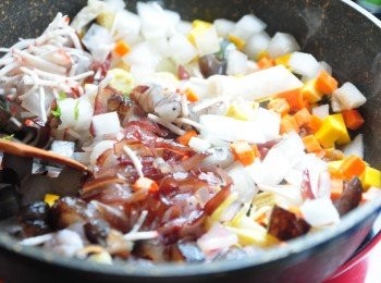 step2: 接著將全部<span class="group_1">食材</span>全部下鍋拌炒