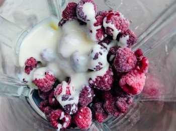 step2: 將覆盆子及煉乳放入果汁機內（攪拌機），打至泥狀