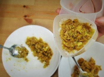 step3: 步驟3：
將壽司醋淋入白飯並攪拌均勻，即可開始捏飯糰包入步驟2的兩種備料，如使用模型器具請先塗薄薄一層油以避免飯糰黏住，捏好飯糰並貼上海苔即完成。