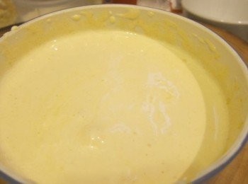 step13: - 雞黃+ 白砂糖用打蛋器打發至淺橙色