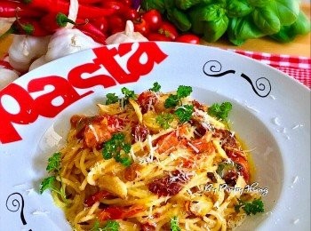 step5: 下鹽丶黑胡椒粉，放入已煮熟的意粉一起撈均後便可上碟，最後刮些帕馬芝士碎及撒上少量蕃茜 碎在意粉上便可立即享用啦！
Enjoy Everybody !   \(=^x^=)/ Meow Meow~~~