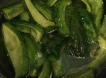 step2: 苦瓜洗淨後去「狼」，切大條備用。