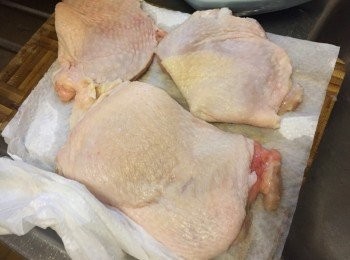 step1: <a href="https://bit.ly/2ZxapeY" target="_blank" data-keyword="雞扒" class="guide-link"><strong>雞扒</strong></a> <span style="display:inline-block;vertical-align:middle;margin-top:-3px;color:initial;border-radius:3px;padding:2px 3px;font-size:12px;line-height:14px;background:#87d300;color:#fff;">即買</span> 先解凍, 沖洗後用廚房紙徹底印乾水份,用1包雞汁醃15分鐘