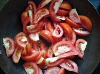 step3: 熱油鍋，下番茄翻炒。