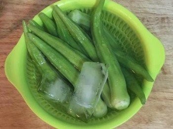 step3: 撈起燙熟的秋葵後請馬上冰鎮。