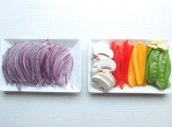 step3: 將豬排放在保鮮袋裡,用桿麵棍敲打至鬆軟狀,或用刀背直接拍打豬排亦可。將所有<span class="group_3">醃料</span>都放入保鮮袋裡,隔著保鮮袋稍加按摩豬排幫助入味(需放冰箱冷藏一小時入味為佳)。ps:建議前一晚先醃製豬排,味道會更加美味喔!