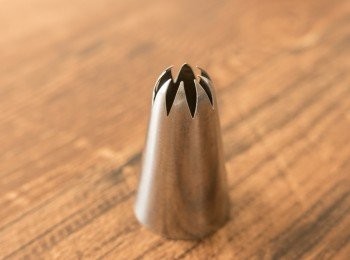 step11: 示範中的小花形原味曲奇，是以三能 SN7093 八齒花嘴-3（中）製作（圓徑14.5*圓徑24*42），此份量約做 12 – 14 塊，烤焗時間約 14 分鐘。