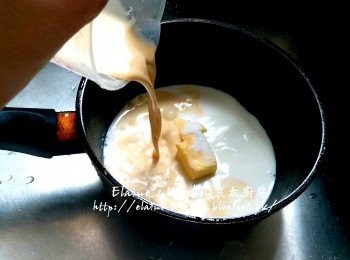 step5: 將牛油及砂糖放入煲內 , 加入餘下的150ml鮮奶及花奶