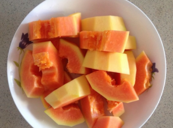 step2: 木瓜清洗乾淨，切塊。