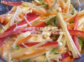step2: 把切好材料放入大碗內，加入兩隻蛋、麵粉、適量鹽和胡椒粉拌勻。