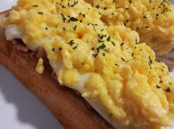 step1: 先加熱溶解牛油混進蛋液備用，留少量牛油落鑊加熱後轉細火，落鹹牛肉炒熱(小心鹹牛肉會彈油同容易痴底) ，鹹牛肉放上吐司再蓋上芝士，