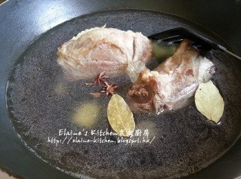 step4: 加入5碗份量水 , 八角 , 月桂葉及冰糖拌勻煮滾