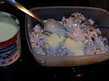 step3: 將壓成蓉的芋頭，加入煉奶後拌勻，變成芋泥，可以用2隻湯匙去幫助，分成8等份後~(備用)