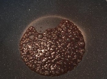 step10: 用廚房紙巾將鍋內餘油擦乾淨,關火,用鍋子的餘熱將EZ KITCHEN黑胡椒松露蘑菇醬煮熱即可(如口味較清淡者,則可加入少許水同煮調整)