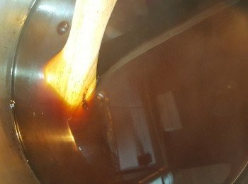 step2: 片糖放入滾水中，煮至糖溶化，拌入薑汁煮滾。