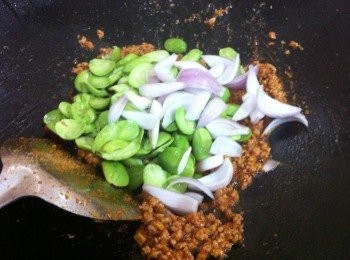 step4: 加入臭豆，大蔥丁大火炒翻，加入鹽巴少許調味。