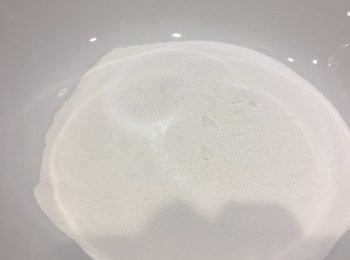 step1: 先將水加入冰皮預拌粉攪拌好