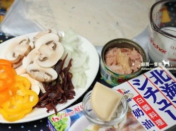 step1: 蔬菜類<span class="group_1">食材</span>切絲/片、市售白醬一小塊切碎備用。