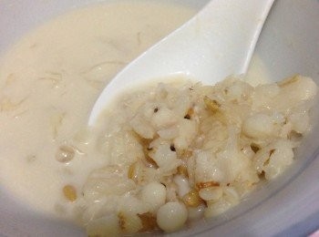 step2: 將鮮奶、椰漿、杏霜粉、水及冰糖加入煲內小火將其煮溶後加入薏米、麥米、百合慢慢火煲淋最後在加入雪耳碎混合一會便可關火享用