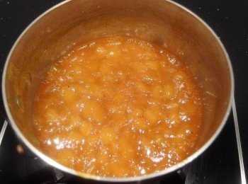 step8: 熬煮完成後,稍微放至冷卻(約50-60度c),再裝入空瓶裡,蓋上蓋子馬上進行倒扣(可達到真空狀態)直到冷卻。放冷藏可放1-2個月,開罐後請用乾淨無沾水的湯匙取出果醬,由於無添加,趁新鮮1-2兩週內食用完畢為佳。放冷凍可保存半年。