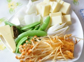 step1: 備料:洋蔥切塊、甜豆、黃金菇、桂冠蛋豆腐、大蔥片、無鹽奶油、穀盛綠咖哩塊