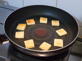 step2: 燒熱平底鍋，不用下油，以中慢火煎麵包，每面 20 – 30 秒至金黃色，盛起。