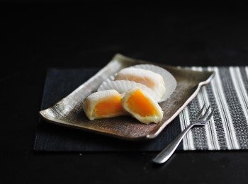 step7: 用筷子夾起糯米糍，放在鋪了熟糯米粉的碟內，沾滿糯米粉後便完成