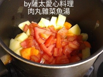 step2: 燒熱鑊，倒入少許油，炒香番茄和紅蘿蔔等�雜雜菜。倒入魚湯煮。