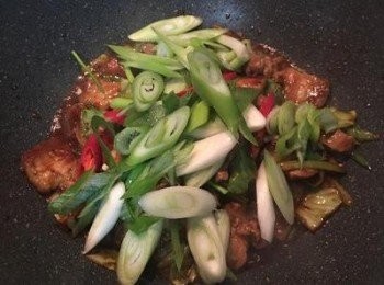 step4: 拌炒到肉都裹上了醬汁，接著放入大蔥和辣椒，大火快炒兩下，即可起鍋。