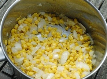 step2: 熱鍋後下牛油，然後下洋蔥拌勻，煮3分鐘，再下粟米拌炒一分鐘