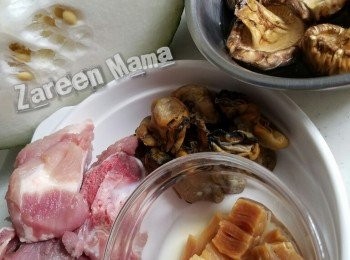 step1: 冬瓜去瓤，洗淨，切件。
冬菇，蠔豉，江瑤柱浸水。
冬菇剪定，留用。
排骨洗淨，飛水。