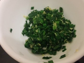 step4: 蔥同薑炒香加鹽備用。