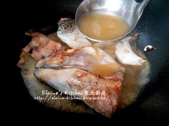 step7: 將適量已煮滾的南瓜蕃茄湯倒入三文魚頭內 , 蓋上蓋用中火煮20分鐘至奶白色