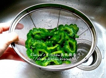 step7: 將涼瓜片瀝乾水份備用
