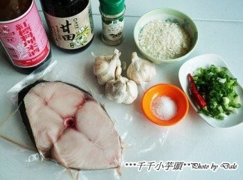 step1: 澎湖土魠魚 切輪一片 豆油伯甘田醬油 1大匙 麵包粉 1大碗(應使用豆酥，買不到豆酥所以用麵包粉代替) 米酒 1匙 蒜頭 2-3顆 青蔥 1支 辣椒 1支 地瓜粉 少許 胡椒粉 少許 糖　少許