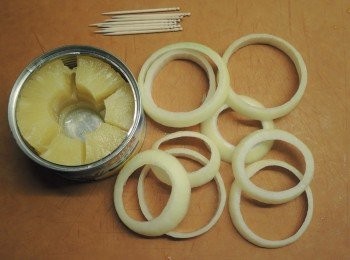 step1: 預熱焗爐180度。洋蔥撗切出洋蔥圈。菠蘿切小塊。準備好好牙籤。