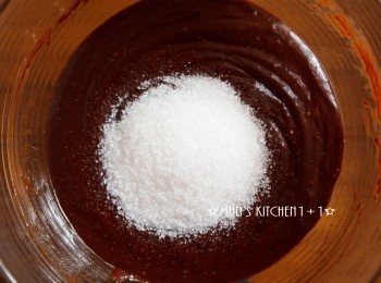 step4: 拌入海鹽、威士忌，並分次的加入砂糖拌勻。