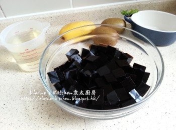 step14: 冰糖加水放入煲內煮至溶 , 盛起待涼