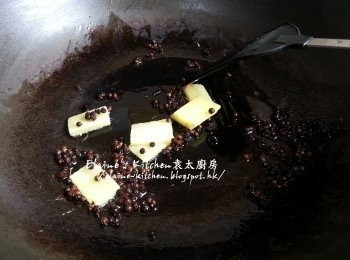 step5: 燒紅鑊 , 爆香薑片及黑胡椒粒