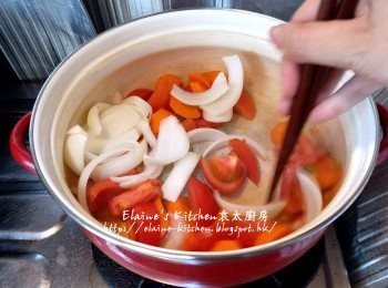 step5: 煲內加入少許油燒熱 , 放入洋蔥 , 蕃茄 , 甘旬炒香