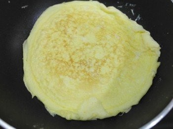 step13: 外圍都變硬之後翻面即完成簡易<span class="group_2">蛋包</span>!!