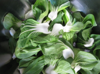 step1: 把奶白菜的每片葉子分開，洗淨，用淡鹽水泡30分鐘去除殘留的農藥後再洗淨瀝幹