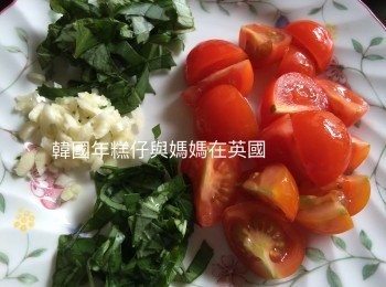 step2: 準備蒜蓉1湯匙，車厘茄切半，羅勒切絲備用。
預熱焗爐至160度。