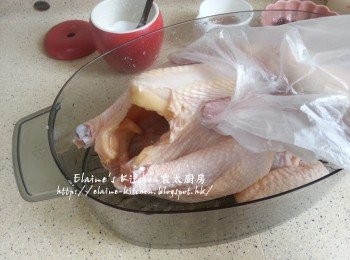 step3: 放入盆內加少許鹽及酒拌勻雞的內外 , 蓋上保鮮紙靜待1小時